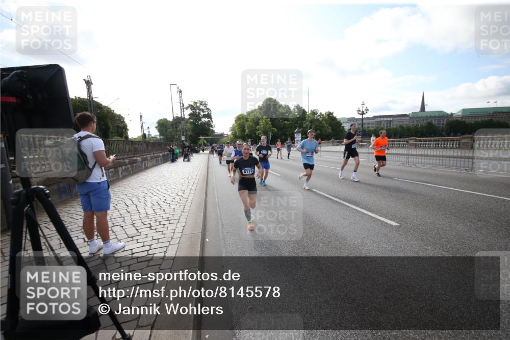 29.06.2025 - hella hamburg halbmarathon Jannik Wohlers http://msf.ph/oto/8145578 29.06.2025 09:57:12 Lombardsbrücke 1086, 1094, 1193, 1422, 2252, 2444, 2488, 2855, 3048, 3096, 3999, 4261, 4299, 4379, 4986, 5024, 5032, 5633, 5820, 5907, 6125, 6374, 6795, 6942, 7134, 7221, 7397, 7594, 7742, 7930, 7932, 7973, 8172, 8176, 8413, 8447, 9739, 10215, 10368, 10376, 11143, 11430, 11512, 11832, 12348, 12440, 12607, 12840, 13701, 13750, 13761, 14300, 14737, 14881, 14914, 15146, 15169, 15395, 15480, 15712, 15720, 16039, 16047, 16285, 16320, 16800, 17130, 17179, 17640, 17642 meine-sportfotos.de
