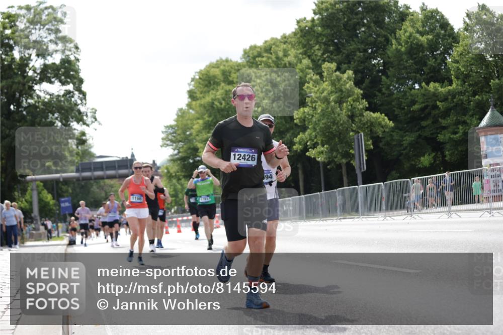 29.06.2025 - hella hamburg halbmarathon Jannik Wohlers http://msf.ph/oto/8145594 29.06.2025 10:10:27 Lombardsbrücke 1166, 1186, 1781, 4389, 5990, 5991, 7370, 9169, 9829, 11355, 12426, 12556, 12790, 13588, 13594, 14270, 15214, 16808, 17532, 18949 meine-sportfotos.de