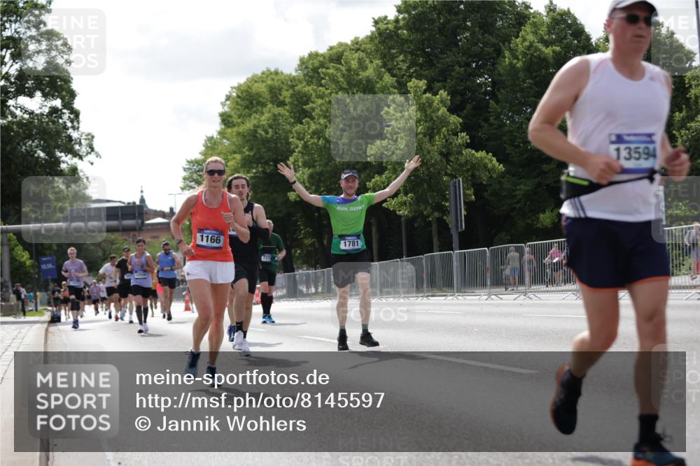 29.06.2025 - hella hamburg halbmarathon Jannik Wohlers http://msf.ph/oto/8145597 29.06.2025 10:10:29 Lombardsbrücke 1166, 1186, 1781, 4287, 5990, 5991, 7370, 9169, 9829, 11355, 12426, 12556, 12790, 13588, 13594, 14270, 15214, 16808, 17532, 18949 meine-sportfotos.de
