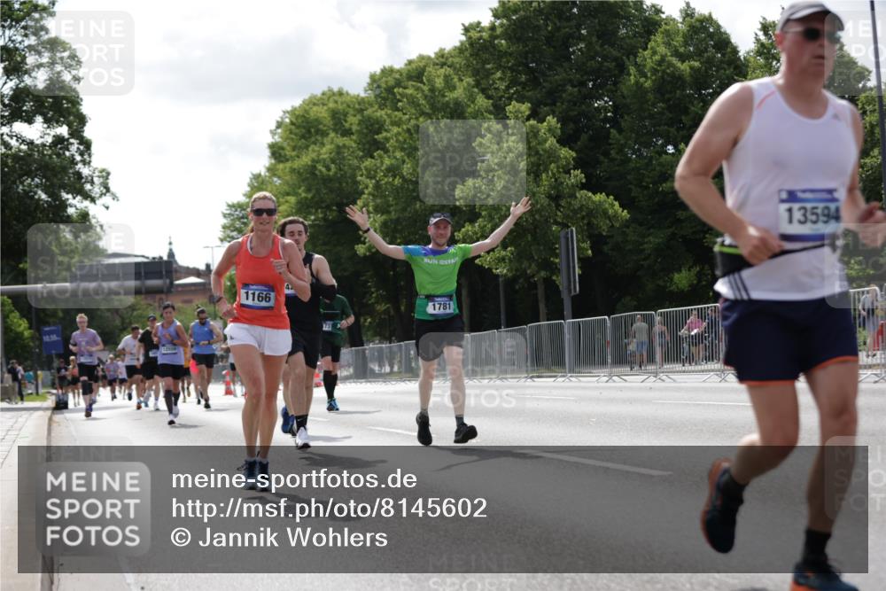 29.06.2025 - hella hamburg halbmarathon Jannik Wohlers http://msf.ph/oto/8145602 29.06.2025 10:10:29 Lombardsbrücke 1166, 1186, 1781, 4287, 5990, 5991, 7370, 9169, 9829, 11355, 12426, 12556, 12790, 13588, 13594, 14270, 15214, 16808, 17532, 18949 meine-sportfotos.de