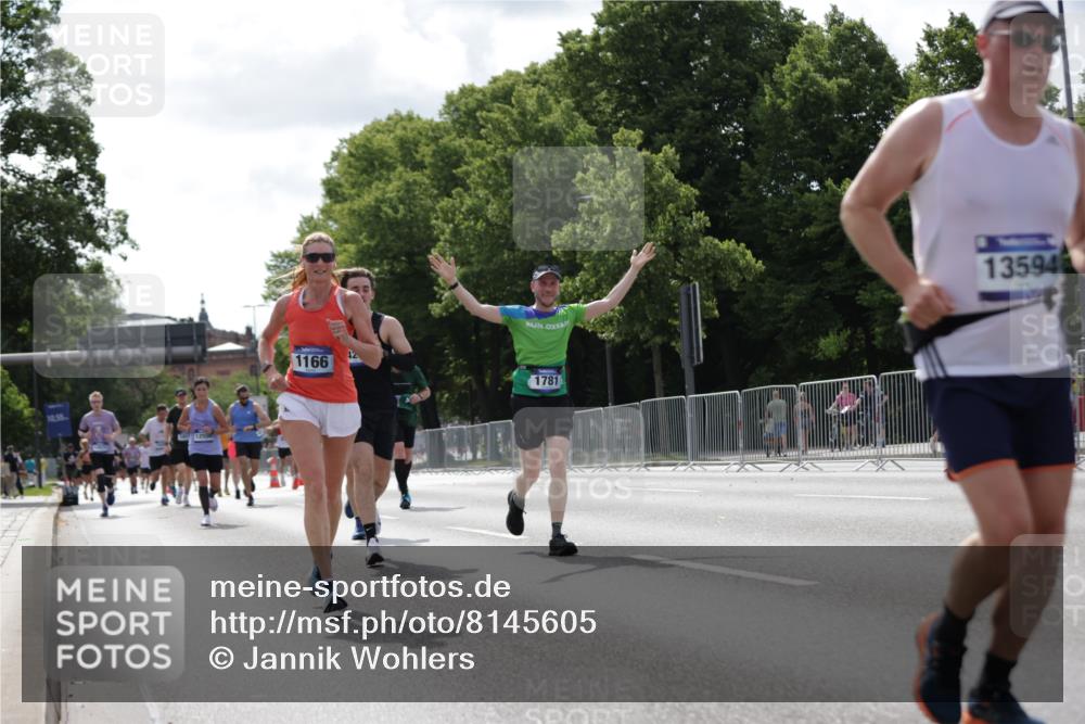 29.06.2025 - hella hamburg halbmarathon Jannik Wohlers http://msf.ph/oto/8145605 29.06.2025 10:10:29 Lombardsbrücke 1166, 1186, 1781, 4287, 5990, 5991, 7370, 9169, 9829, 11355, 12426, 12556, 12790, 13588, 13594, 14270, 15214, 16808, 17532, 18949 meine-sportfotos.de