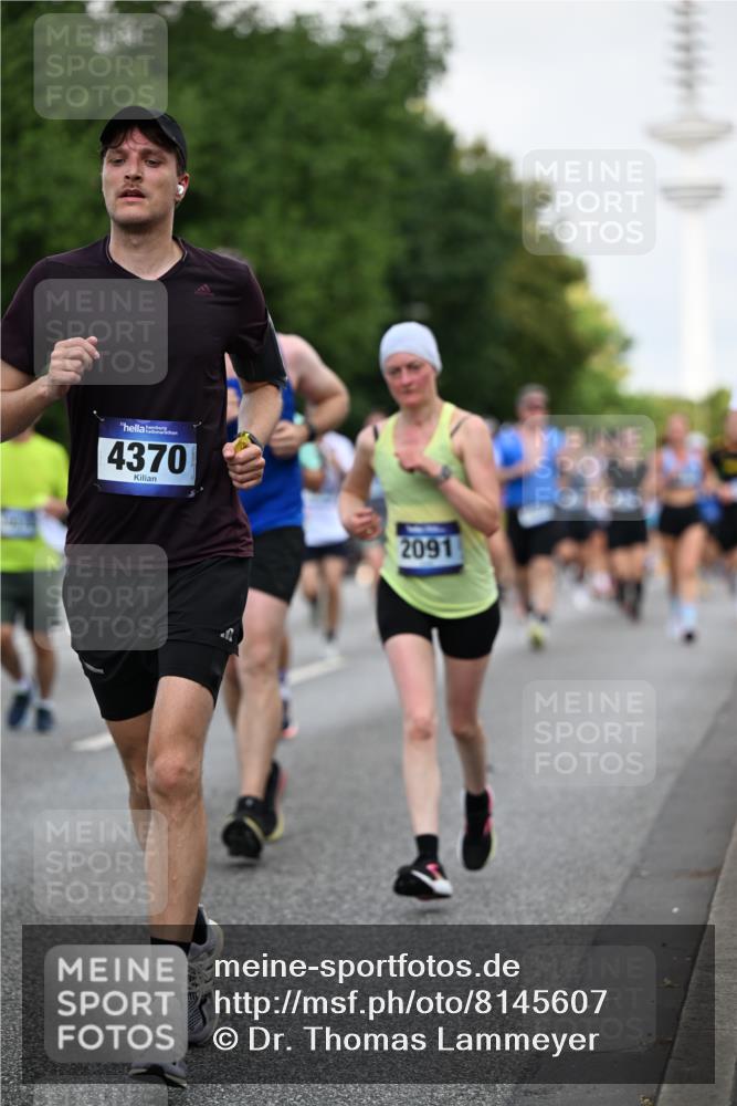 29.06.2025 - hella hamburg halbmarathon Dr. Thomas Lammeyer http://msf.ph/oto/8145607 29.06.2025 10:05:28 Kennedybrücke 1420, 1526, 1726, 2006, 2091, 2167, 2490, 2806, 2936, 2957, 3425, 3663, 3976, 4068, 4319, 4322, 4370, 5675, 6087, 6281, 0000, 6302, 6591, 6921, 6924, 7287, 7658, 7759, 8030, 8046, 8326, 8392, 8578, 8691, 8822, 9124, 9932, 10281, 10301, 10383, 10576, 10915, 11043 meine-sportfotos.de