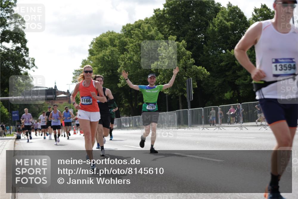 29.06.2025 - hella hamburg halbmarathon Jannik Wohlers http://msf.ph/oto/8145610 29.06.2025 10:10:29 Lombardsbrücke 1166, 1186, 1781, 4287, 5990, 5991, 7370, 9169, 9829, 11355, 12426, 12556, 12790, 13588, 13594, 14270, 15214, 16808, 17532, 18949 meine-sportfotos.de