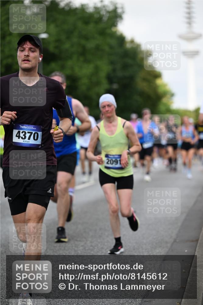 29.06.2025 - hella hamburg halbmarathon Dr. Thomas Lammeyer http://msf.ph/oto/8145612 29.06.2025 10:05:28 Kennedybrücke 1420, 1526, 1726, 2006, 2091, 2167, 2490, 2806, 2936, 2957, 3425, 3663, 3976, 4068, 4319, 4322, 4370, 5675, 6087, 6281, 0000, 6302, 6591, 6921, 6924, 7287, 7658, 7759, 8030, 8046, 8326, 8392, 8578, 8691, 8822, 9124, 9932, 10281, 10301, 10383, 10576, 10915, 11043 meine-sportfotos.de