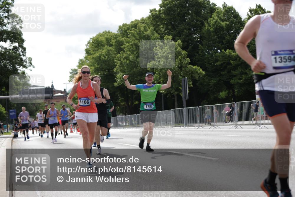 29.06.2025 - hella hamburg halbmarathon Jannik Wohlers http://msf.ph/oto/8145614 29.06.2025 10:10:29 Lombardsbrücke 1166, 1186, 1781, 4287, 5990, 5991, 7370, 9169, 9829, 11355, 12426, 12556, 12790, 13588, 13594, 14270, 15214, 16808, 17532, 18949 meine-sportfotos.de