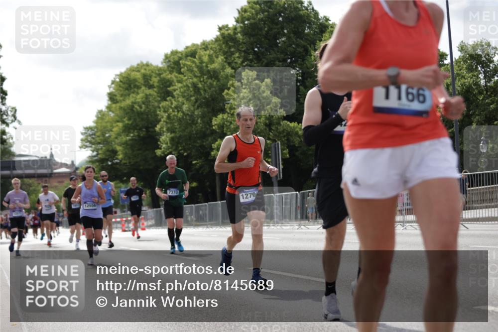 29.06.2025 - hella hamburg halbmarathon Jannik Wohlers http://msf.ph/oto/8145689 29.06.2025 10:10:32 Lombardsbrücke 1166, 1186, 1781, 2868, 4287, 5653, 7370, 9169, 9829, 12426, 12556, 12571, 12790, 12836, 13588, 13594, 14022, 14270, 15214, 16808, 17500, 17532, 18949 meine-sportfotos.de