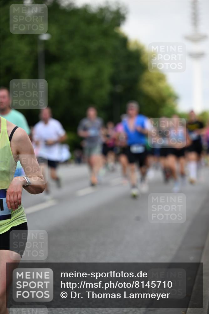 29.06.2025 - hella hamburg halbmarathon Dr. Thomas Lammeyer http://msf.ph/oto/8145710 29.06.2025 10:05:30 Kennedybrücke 1420, 1526, 2006, 2091, 2167, 2490, 2806, 2936, 2957, 3425, 3663, 3976, 4068, 4319, 4322, 4370, 5675, 6087, 6281, 0000, 6302, 6921, 6924, 7287, 7658, 7846, 8030, 8046, 8392, 8578, 8632, 8691, 8822, 9124, 9932, 10074, 10281, 10301, 10383, 10576, 10915, 11043 meine-sportfotos.de