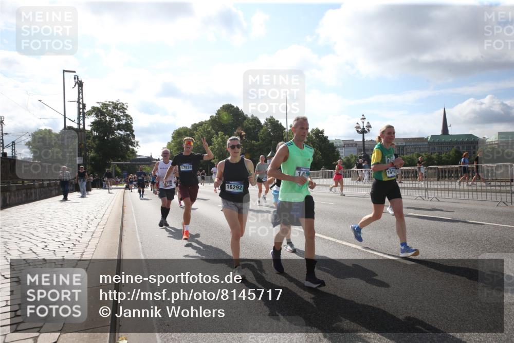 29.06.2025 - hella hamburg halbmarathon Jannik Wohlers http://msf.ph/oto/8145717 29.06.2025 09:58:33 Lombardsbrücke 1410, 1485, 1715, 1719, 1946, 1951, 1972, 2840, 3037, 3334, 3952, 5077, 5391, 6294, 6399, 6629, 6657, 7082, 7232, 7369, 7732, 8068, 8322, 8639, 8721, 8798, 9655, 9727, 9770, 10488, 11212, 11542, 11589, 11604, 11612, 11976, 12135, 12527, 13397, 13654, 13997, 14355, 14363, 14702, 15407, 15446, 15497, 15516, 16292, 16467, 17181, 17383, 17491, 17828, 18000, 18133, 18181, 18308, 18340, 18746, 18835, 19152 meine-sportfotos.de