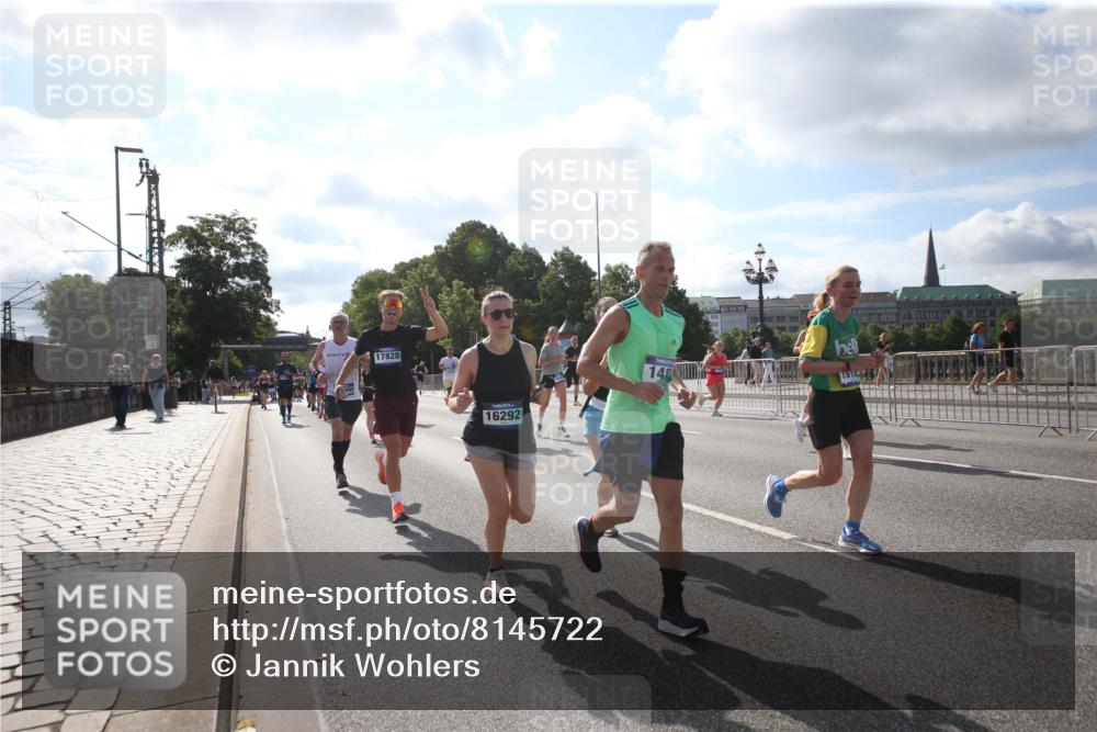 29.06.2025 - hella hamburg halbmarathon Jannik Wohlers http://msf.ph/oto/8145722 29.06.2025 09:58:33 Lombardsbrücke 1410, 1485, 1715, 1719, 1946, 1951, 1972, 2840, 3037, 3334, 3952, 5077, 5391, 6294, 6399, 6629, 6657, 7082, 7232, 7369, 7732, 8068, 8322, 8639, 8721, 8798, 9655, 9727, 9770, 10488, 11212, 11542, 11589, 11604, 11612, 11976, 12135, 12527, 13397, 13654, 13997, 14355, 14363, 14702, 15407, 15446, 15497, 15516, 16292, 16467, 17181, 17383, 17491, 17828, 18000, 18133, 18181, 18308, 18340, 18746, 18835, 19152 meine-sportfotos.de