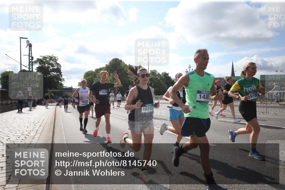 29.06.2025 - hella hamburg halbmarathon Jannik Wohlers http://msf.ph/oto/8145740 29.06.2025 09:58:33 Lombardsbrücke 1410, 1485, 1715, 1719, 1946, 1951, 1972, 2840, 3037, 3334, 3952, 5077, 5391, 6294, 6399, 6629, 6657, 7082, 7232, 7369, 7732, 8068, 8322, 8639, 8721, 8798, 9655, 9727, 9770, 10488, 11212, 11542, 11589, 11604, 11612, 11976, 12135, 12527, 13397, 13654, 13997, 14355, 14363, 14702, 15407, 15446, 15497, 15516, 16292, 16467, 17181, 17383, 17491, 17828, 18000, 18133, 18181, 18308, 18340, 18746, 18835, 19152 meine-sportfotos.de