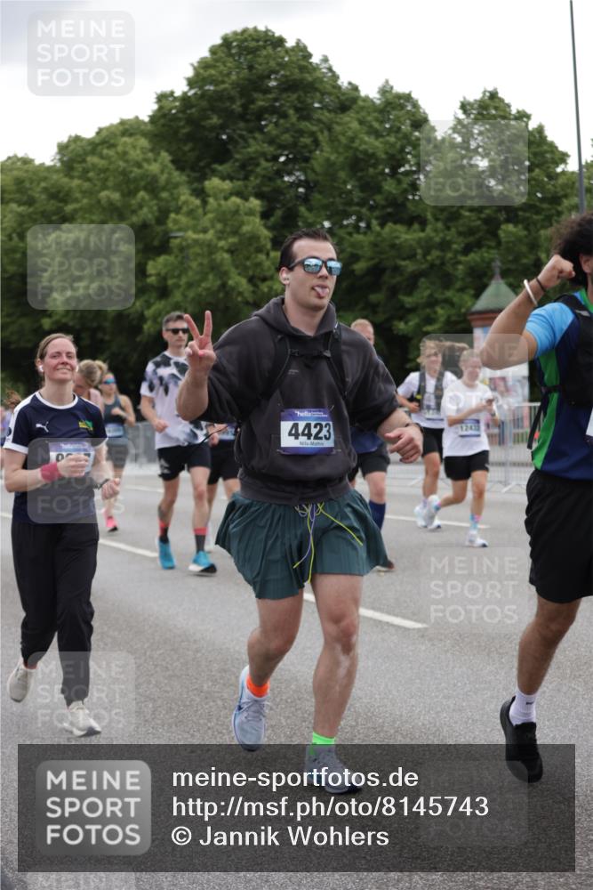 29.06.2025 - hella hamburg halbmarathon Jannik Wohlers http://msf.ph/oto/8145743 29.06.2025 10:47:16 Lombardsbrücke 1045, 1246, 1434, 1618, 1639, 1926, 2407, 2491, 2704, 2790, 2882, 3339, 4037, 4423, 5621, 5622, 7403, 7970, 8270, 8550, 9687, 10206, 10658, 10991, 11351, 11458, 11730, 11738, 11802, 11909, 12412, 12431, 12432, 12582, 13399, 13737, 13909, 14197, 15030, 15543, 15688, 16018, 16305, 16686, 17216, 18415, 18474, 18623 meine-sportfotos.de