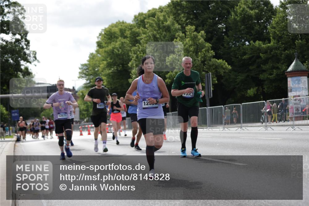 29.06.2025 - hella hamburg halbmarathon Jannik Wohlers http://msf.ph/oto/8145828 29.06.2025 10:10:34 Lombardsbrücke 1166, 1186, 1781, 2868, 4287, 5653, 7271, 7370, 8561, 9169, 9829, 12426, 12556, 12571, 12790, 12836, 13588, 13594, 14022, 14270, 15009, 15214, 16808, 17500 meine-sportfotos.de