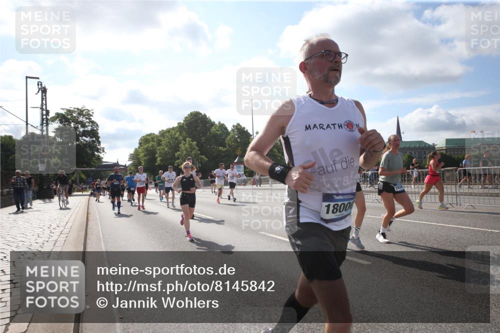 29.06.2025 - hella hamburg halbmarathon Jannik Wohlers http://msf.ph/oto/8145842 29.06.2025 09:58:35 Lombardsbrücke 1410, 1485, 1715, 1719, 1972, 2741, 2911, 3037, 3334, 5391, 6294, 6399, 6629, 7232, 7369, 7732, 8068, 8322, 8639, 8721, 8772, 8798, 9655, 9727, 9770, 9884, 10488, 11542, 11589, 11604, 11612, 11976, 12135, 12495, 12527, 13397, 13654, 13997, 14363, 14702, 15407, 15446, 15497, 15516, 16292, 16467, 17383, 17491, 17828, 18000, 18133, 18181, 18308, 18340, 18746, 18835, 19047, 19152 meine-sportfotos.de