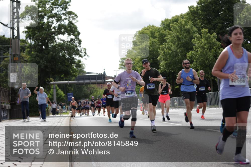 29.06.2025 - hella hamburg halbmarathon Jannik Wohlers http://msf.ph/oto/8145849 29.06.2025 10:10:35 Lombardsbrücke 1166, 1186, 1781, 2868, 4287, 5653, 7271, 7370, 8561, 9169, 9829, 12426, 12556, 12571, 12790, 12836, 13588, 13594, 14022, 14270, 15009, 15214, 16808, 17500 meine-sportfotos.de