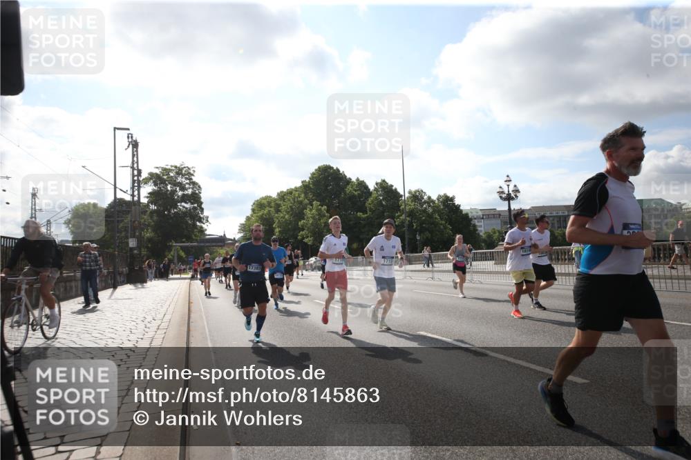 29.06.2025 - hella hamburg halbmarathon Jannik Wohlers http://msf.ph/oto/8145863 29.06.2025 09:58:37 Lombardsbrücke 1410, 1485, 1715, 1719, 1972, 2741, 2911, 3037, 3334, 3715, 5391, 6294, 6399, 6629, 7033, 7232, 7732, 7864, 8068, 8721, 8772, 8798, 9655, 9727, 9770, 9884, 10488, 11041, 11542, 11588, 11589, 11604, 11612, 11976, 12135, 12495, 12527, 13654, 13869, 13997, 15407, 15446, 15497, 15516, 16292, 16467, 17383, 17828, 18000, 18133, 18181, 18308, 18340, 18746, 18835, 19047, 19152 meine-sportfotos.de