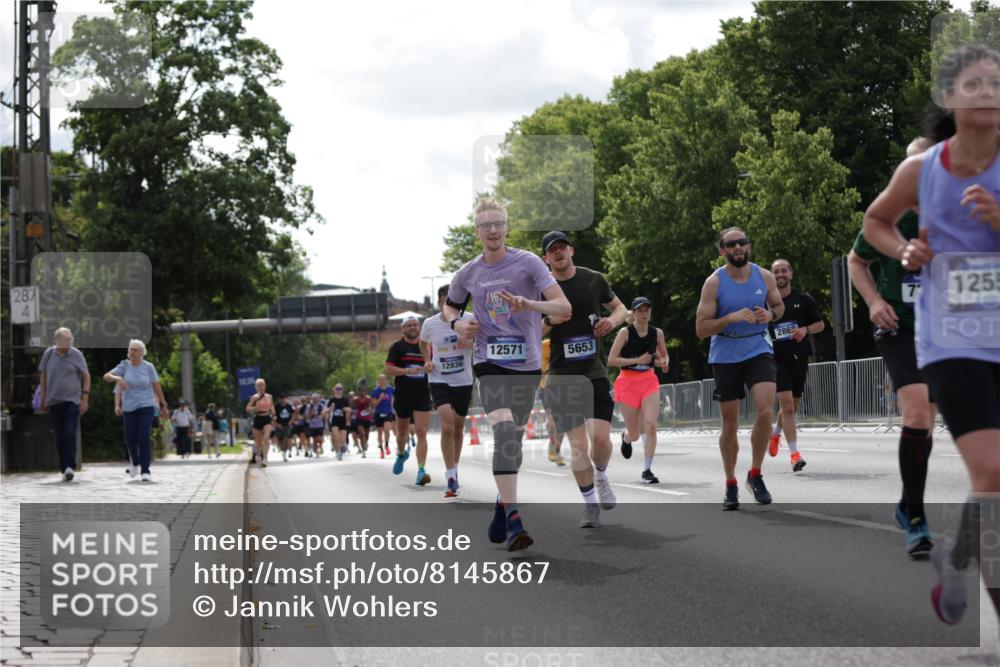 29.06.2025 - hella hamburg halbmarathon Jannik Wohlers http://msf.ph/oto/8145867 29.06.2025 10:10:36 Lombardsbrücke 1166, 1781, 2868, 4287, 5653, 7271, 7370, 8561, 9169, 9829, 12426, 12556, 12571, 12790, 12836, 13594, 14022, 14270, 15009, 15214, 17500 meine-sportfotos.de