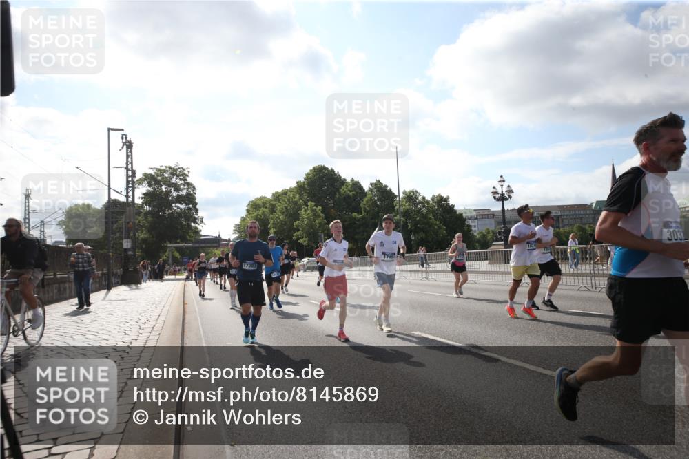 29.06.2025 - hella hamburg halbmarathon Jannik Wohlers http://msf.ph/oto/8145869 29.06.2025 09:58:37 Lombardsbrücke 1410, 1485, 1715, 1719, 1972, 2741, 2911, 3037, 3334, 3715, 5391, 6294, 6399, 6629, 7033, 7232, 7732, 7864, 8068, 8721, 8772, 8798, 9655, 9727, 9770, 9884, 10488, 11041, 11542, 11588, 11589, 11604, 11612, 11976, 12135, 12495, 12527, 13654, 13869, 13997, 15407, 15446, 15497, 15516, 16292, 16467, 17383, 17828, 18000, 18133, 18181, 18308, 18340, 18746, 18835, 19047, 19152 meine-sportfotos.de