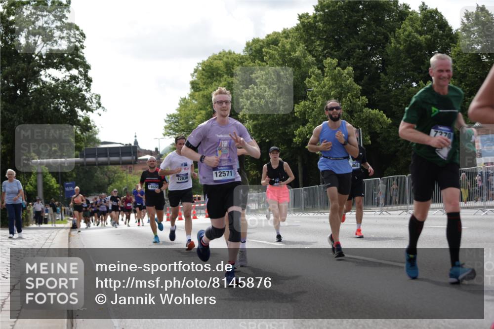 29.06.2025 - hella hamburg halbmarathon Jannik Wohlers http://msf.ph/oto/8145876 29.06.2025 10:10:36 Lombardsbrücke 1166, 1781, 2868, 4287, 5653, 7271, 7370, 8561, 9169, 9829, 12426, 12556, 12571, 12790, 12836, 13594, 14022, 14270, 15009, 15214, 17500 meine-sportfotos.de
