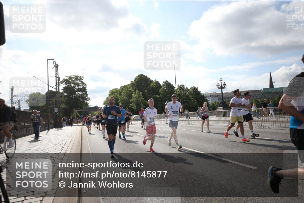 29.06.2025 - hella hamburg halbmarathon Jannik Wohlers http://msf.ph/oto/8145877 29.06.2025 09:58:37 Lombardsbrücke 1410, 1485, 1715, 1719, 1972, 2741, 2911, 3037, 3334, 3715, 5391, 6294, 6399, 6629, 7033, 7232, 7732, 7864, 8068, 8721, 8772, 8798, 9655, 9727, 9770, 9884, 10488, 11041, 11542, 11588, 11589, 11604, 11612, 11976, 12135, 12495, 12527, 13654, 13869, 13997, 15407, 15446, 15497, 15516, 16292, 16467, 17383, 17828, 18000, 18133, 18181, 18308, 18340, 18746, 18835, 19047, 19152 meine-sportfotos.de