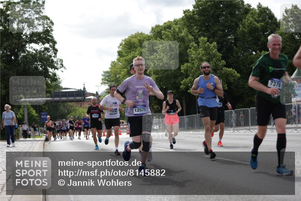 29.06.2025 - hella hamburg halbmarathon Jannik Wohlers http://msf.ph/oto/8145882 29.06.2025 10:10:36 Lombardsbrücke 1166, 1781, 2868, 4287, 5653, 7271, 7370, 8561, 9169, 9829, 12426, 12556, 12571, 12790, 12836, 13594, 14022, 14270, 15009, 15214, 17500 meine-sportfotos.de