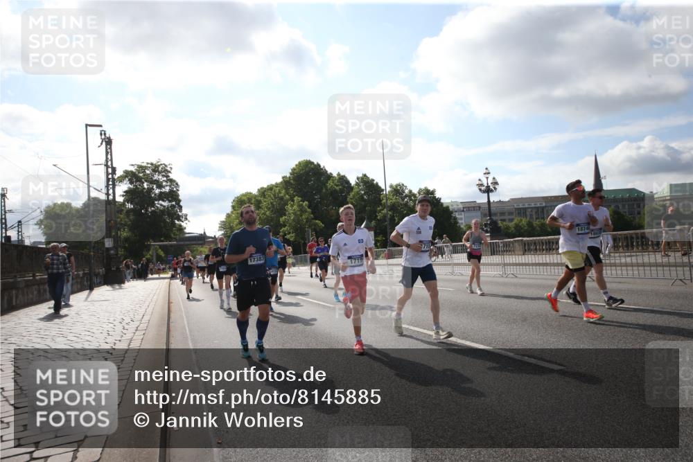29.06.2025 - hella hamburg halbmarathon Jannik Wohlers http://msf.ph/oto/8145885 29.06.2025 09:58:38 Lombardsbrücke 1410, 1485, 1506, 1715, 1719, 1972, 2741, 2911, 3037, 3334, 3715, 5391, 5420, 6390, 6399, 6629, 7033, 7232, 7732, 7864, 8068, 8721, 8772, 8798, 9655, 9727, 9770, 9884, 10488, 11041, 11542, 11588, 11589, 11604, 11612, 12135, 12495, 12527, 13654, 13869, 13997, 15407, 15446, 15497, 15516, 16292, 16467, 17383, 17828, 18000, 18133, 18181, 18308, 18340, 18746, 18835, 19047, 19152 meine-sportfotos.de