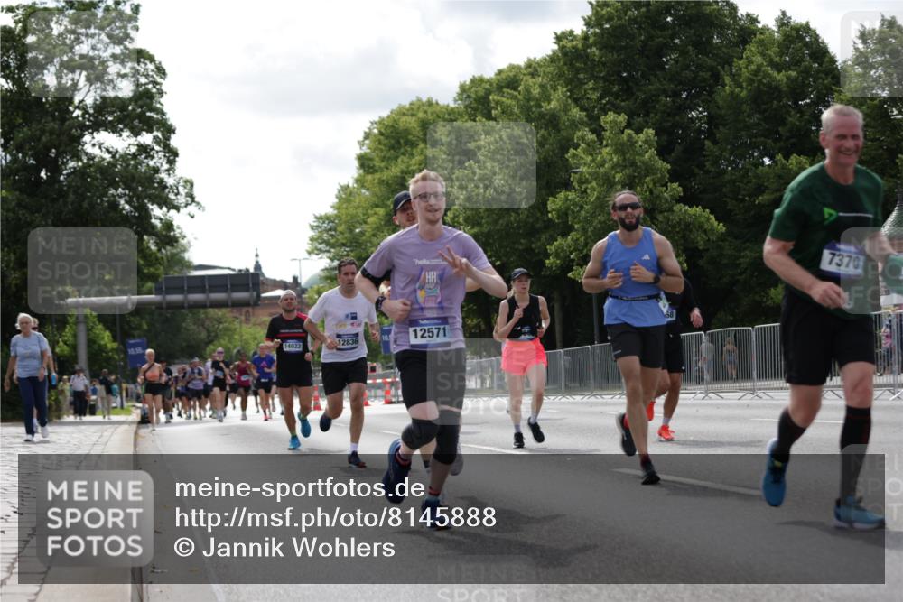 29.06.2025 - hella hamburg halbmarathon Jannik Wohlers http://msf.ph/oto/8145888 29.06.2025 10:10:36 Lombardsbrücke 1166, 1781, 2868, 4287, 5653, 7271, 7370, 8561, 9169, 9829, 12426, 12556, 12571, 12790, 12836, 13594, 14022, 14270, 15009, 15214, 17500 meine-sportfotos.de
