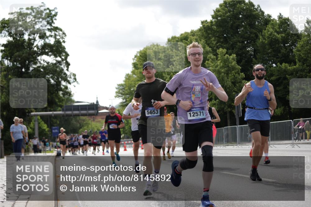 29.06.2025 - hella hamburg halbmarathon Jannik Wohlers http://msf.ph/oto/8145892 29.06.2025 10:10:37 Lombardsbrücke 1166, 1781, 2868, 4287, 5653, 7271, 7370, 8561, 12426, 12556, 12571, 12790, 12836, 14022, 14270, 15009, 15214, 17500 meine-sportfotos.de