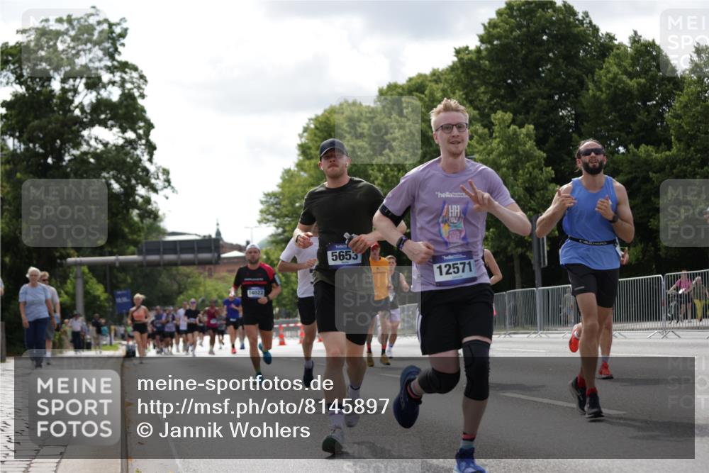 29.06.2025 - hella hamburg halbmarathon Jannik Wohlers http://msf.ph/oto/8145897 29.06.2025 10:10:37 Lombardsbrücke 1166, 1781, 2868, 4287, 5653, 7271, 7370, 8561, 12426, 12556, 12571, 12790, 12836, 14022, 14270, 15009, 15214, 17500 meine-sportfotos.de