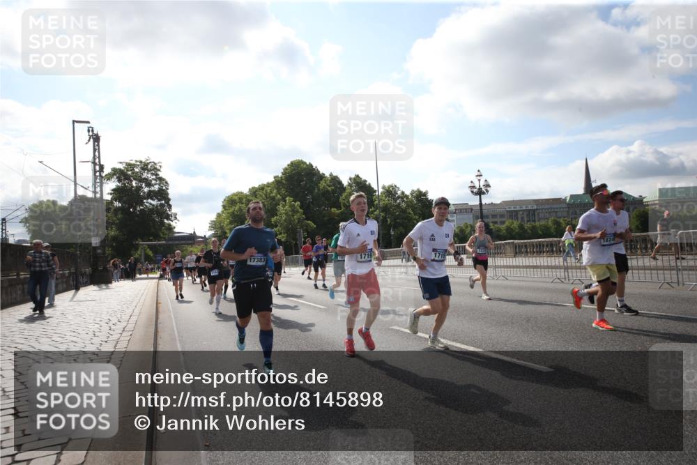 29.06.2025 - hella hamburg halbmarathon Jannik Wohlers http://msf.ph/oto/8145898 29.06.2025 09:58:38 Lombardsbrücke 1410, 1485, 1506, 1715, 1719, 1972, 2741, 2911, 3037, 3334, 3715, 5391, 5420, 6390, 6399, 6629, 7033, 7232, 7732, 7864, 8068, 8721, 8772, 8798, 9655, 9727, 9770, 9884, 10488, 11041, 11542, 11588, 11589, 11604, 11612, 12135, 12495, 12527, 13654, 13869, 13997, 15407, 15446, 15497, 15516, 16292, 16467, 17383, 17828, 18000, 18133, 18181, 18308, 18340, 18746, 18835, 19047, 19152 meine-sportfotos.de