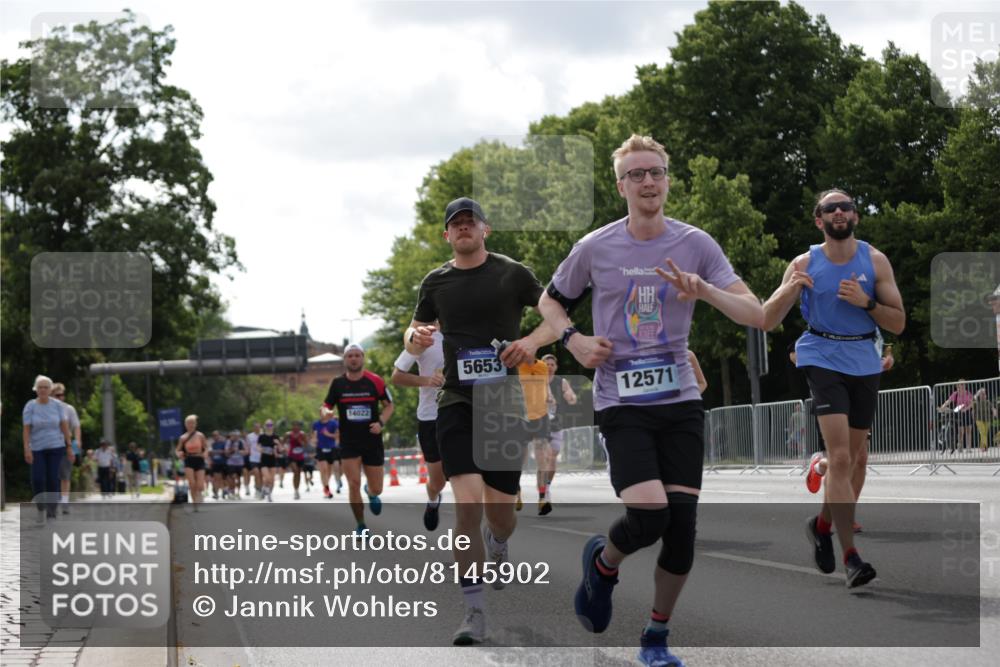29.06.2025 - hella hamburg halbmarathon Jannik Wohlers http://msf.ph/oto/8145902 29.06.2025 10:10:37 Lombardsbrücke 1166, 1781, 2868, 4287, 5653, 7271, 7370, 8561, 12426, 12556, 12571, 12790, 12836, 14022, 14270, 15009, 15214, 17500 meine-sportfotos.de