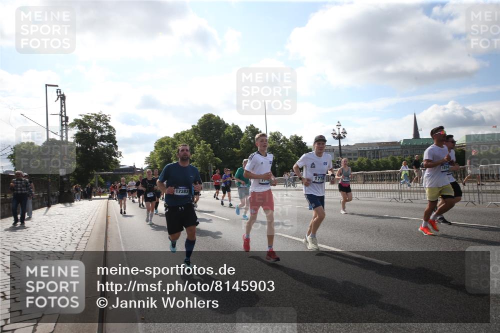 29.06.2025 - hella hamburg halbmarathon Jannik Wohlers http://msf.ph/oto/8145903 29.06.2025 09:58:38 Lombardsbrücke 1410, 1485, 1506, 1715, 1719, 1972, 2741, 2911, 3037, 3334, 3715, 5391, 5420, 6390, 6399, 6629, 7033, 7232, 7732, 7864, 8068, 8721, 8772, 8798, 9655, 9727, 9770, 9884, 10488, 11041, 11542, 11588, 11589, 11604, 11612, 12135, 12495, 12527, 13654, 13869, 13997, 15407, 15446, 15497, 15516, 16292, 16467, 17383, 17828, 18000, 18133, 18181, 18308, 18340, 18746, 18835, 19047, 19152 meine-sportfotos.de