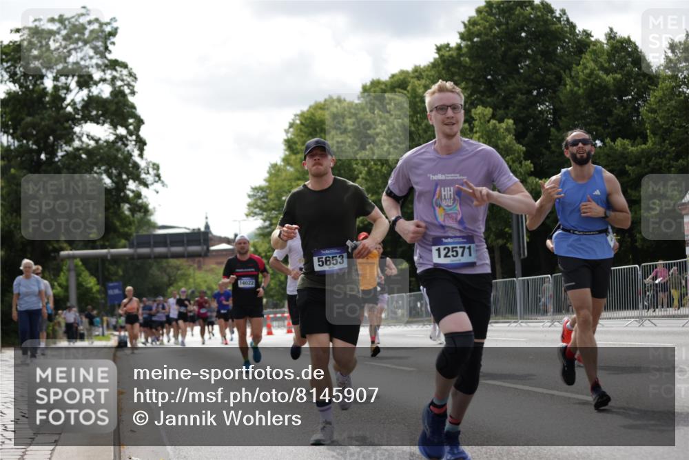 29.06.2025 - hella hamburg halbmarathon Jannik Wohlers http://msf.ph/oto/8145907 29.06.2025 10:10:37 Lombardsbrücke 1166, 1781, 2868, 4287, 5653, 7271, 7370, 8561, 12426, 12556, 12571, 12790, 12836, 14022, 14270, 15009, 15214, 17500 meine-sportfotos.de