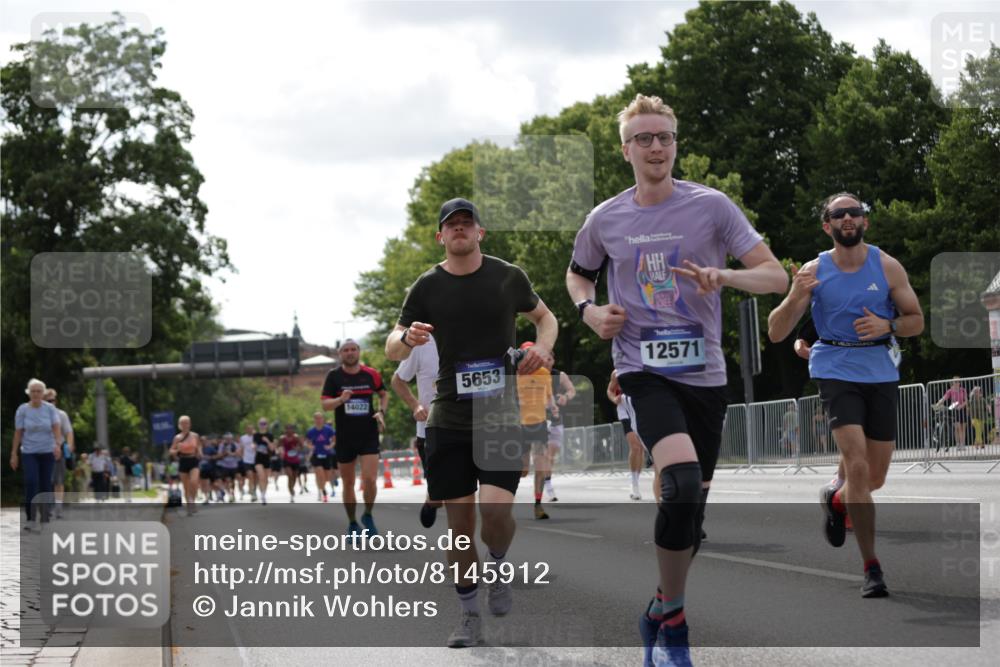 29.06.2025 - hella hamburg halbmarathon Jannik Wohlers http://msf.ph/oto/8145912 29.06.2025 10:10:37 Lombardsbrücke 1166, 1781, 2868, 4287, 5653, 7271, 7370, 8561, 12426, 12556, 12571, 12790, 12836, 14022, 14270, 15009, 15214, 17500 meine-sportfotos.de