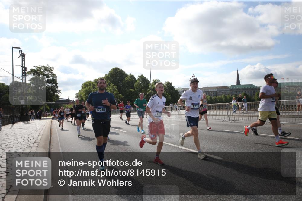 29.06.2025 - hella hamburg halbmarathon Jannik Wohlers http://msf.ph/oto/8145915 29.06.2025 09:58:38 Lombardsbrücke 1410, 1485, 1506, 1715, 1719, 1972, 2741, 2911, 3037, 3334, 3715, 5391, 5420, 6390, 6399, 6629, 7033, 7232, 7732, 7864, 8068, 8721, 8772, 8798, 9655, 9727, 9770, 9884, 10488, 11041, 11542, 11588, 11589, 11604, 11612, 12135, 12495, 12527, 13654, 13869, 13997, 15407, 15446, 15497, 15516, 16292, 16467, 17383, 17828, 18000, 18133, 18181, 18308, 18340, 18746, 18835, 19047, 19152 meine-sportfotos.de