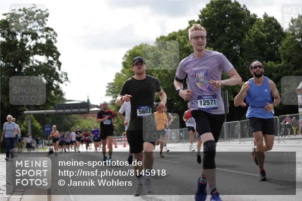 29.06.2025 - hella hamburg halbmarathon Jannik Wohlers http://msf.ph/oto/8145918 29.06.2025 10:10:37 Lombardsbrücke 1166, 1781, 2868, 4287, 5653, 7271, 7370, 8561, 12426, 12556, 12571, 12790, 12836, 14022, 14270, 15009, 15214, 17500 meine-sportfotos.de