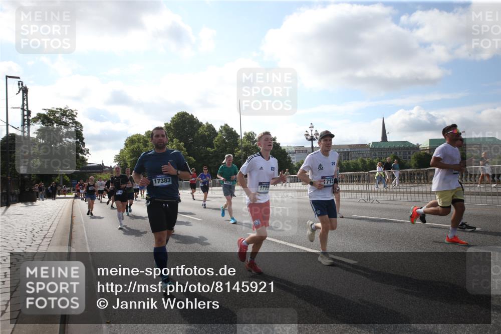 29.06.2025 - hella hamburg halbmarathon Jannik Wohlers http://msf.ph/oto/8145921 29.06.2025 09:58:38 Lombardsbrücke 1410, 1485, 1506, 1715, 1719, 1972, 2741, 2911, 3037, 3334, 3715, 5391, 5420, 6390, 6399, 6629, 7033, 7232, 7732, 7864, 8068, 8721, 8772, 8798, 9655, 9727, 9770, 9884, 10488, 11041, 11542, 11588, 11589, 11604, 11612, 12135, 12495, 12527, 13654, 13869, 13997, 15407, 15446, 15497, 15516, 16292, 16467, 17383, 17828, 18000, 18133, 18181, 18308, 18340, 18746, 18835, 19047, 19152 meine-sportfotos.de