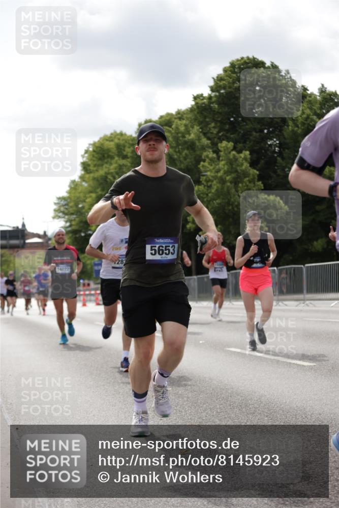29.06.2025 - hella hamburg halbmarathon Jannik Wohlers http://msf.ph/oto/8145923 29.06.2025 10:10:38 Lombardsbrücke 1166, 1781, 2868, 4287, 5653, 7271, 7370, 8561, 12426, 12556, 12571, 12790, 12836, 14022, 14270, 15009, 15214, 17142, 17500 meine-sportfotos.de