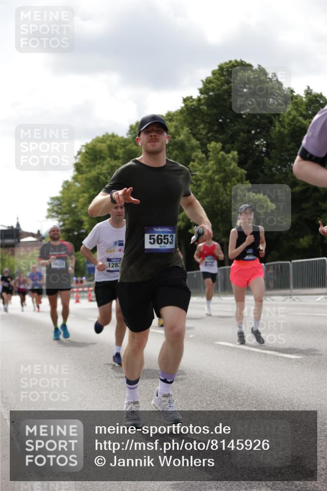 29.06.2025 - hella hamburg halbmarathon Jannik Wohlers http://msf.ph/oto/8145926 29.06.2025 10:10:38 Lombardsbrücke 1166, 1781, 2868, 4287, 5653, 7271, 7370, 8561, 12426, 12556, 12571, 12790, 12836, 14022, 14270, 15009, 15214, 17142, 17500 meine-sportfotos.de