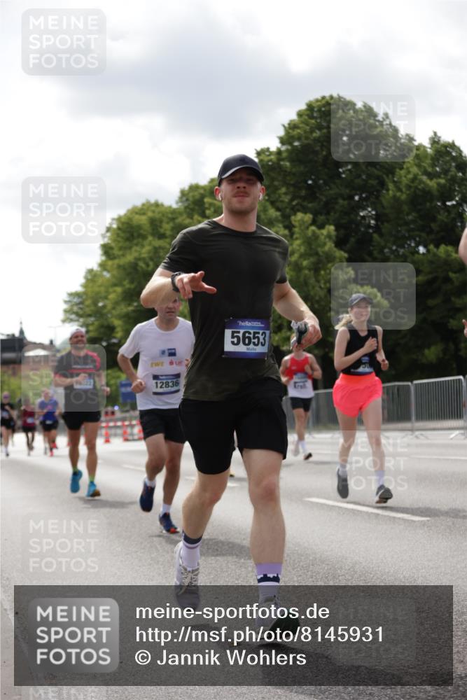 29.06.2025 - hella hamburg halbmarathon Jannik Wohlers http://msf.ph/oto/8145931 29.06.2025 10:10:38 Lombardsbrücke 1166, 1781, 2868, 4287, 5653, 7271, 7370, 8561, 12426, 12556, 12571, 12790, 12836, 14022, 14270, 15009, 15214, 17142, 17500 meine-sportfotos.de