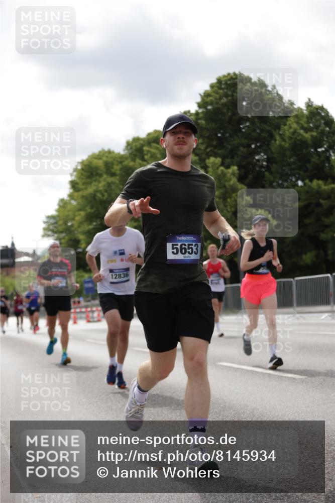 29.06.2025 - hella hamburg halbmarathon Jannik Wohlers http://msf.ph/oto/8145934 29.06.2025 10:10:38 Lombardsbrücke 1166, 1781, 2868, 4287, 5653, 7271, 7370, 8561, 12426, 12556, 12571, 12790, 12836, 14022, 14270, 15009, 15214, 17142, 17500 meine-sportfotos.de