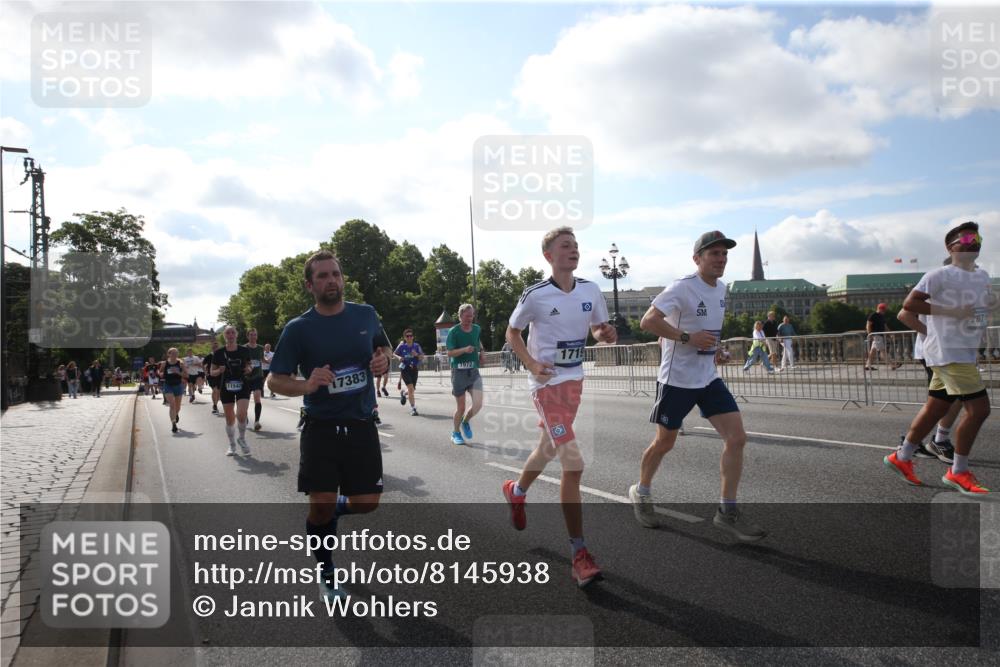 29.06.2025 - hella hamburg halbmarathon Jannik Wohlers http://msf.ph/oto/8145938 29.06.2025 09:58:38 Lombardsbrücke 1410, 1485, 1506, 1715, 1719, 1972, 2741, 2911, 3037, 3334, 3715, 5391, 5420, 6390, 6399, 6629, 7033, 7232, 7732, 7864, 8068, 8721, 8772, 8798, 9655, 9727, 9770, 9884, 10488, 11041, 11542, 11588, 11589, 11604, 11612, 12135, 12495, 12527, 13654, 13869, 13997, 15407, 15446, 15497, 15516, 16292, 16467, 17383, 17828, 18000, 18133, 18181, 18308, 18340, 18746, 18835, 19047, 19152 meine-sportfotos.de