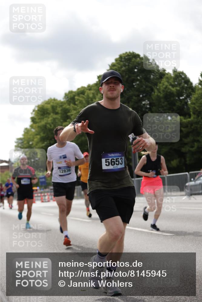 29.06.2025 - hella hamburg halbmarathon Jannik Wohlers http://msf.ph/oto/8145945 29.06.2025 10:10:38 Lombardsbrücke 1166, 1781, 2868, 4287, 5653, 7271, 7370, 8561, 12426, 12556, 12571, 12790, 12836, 14022, 14270, 15009, 15214, 17142, 17500 meine-sportfotos.de