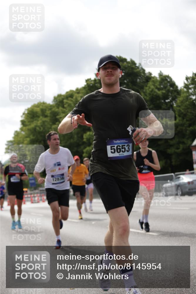 29.06.2025 - hella hamburg halbmarathon Jannik Wohlers http://msf.ph/oto/8145954 29.06.2025 10:10:38 Lombardsbrücke 1166, 1781, 2868, 4287, 5653, 7271, 7370, 8561, 12426, 12556, 12571, 12790, 12836, 14022, 14270, 15009, 15214, 17142, 17500 meine-sportfotos.de