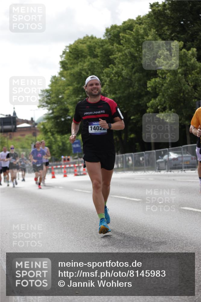29.06.2025 - hella hamburg halbmarathon Jannik Wohlers http://msf.ph/oto/8145983 29.06.2025 10:10:39 Lombardsbrücke 1166, 1781, 2868, 4287, 5254, 5653, 7271, 7370, 8561, 10196, 12426, 12556, 12571, 12790, 12836, 14022, 14270, 15009, 17142, 17500 meine-sportfotos.de