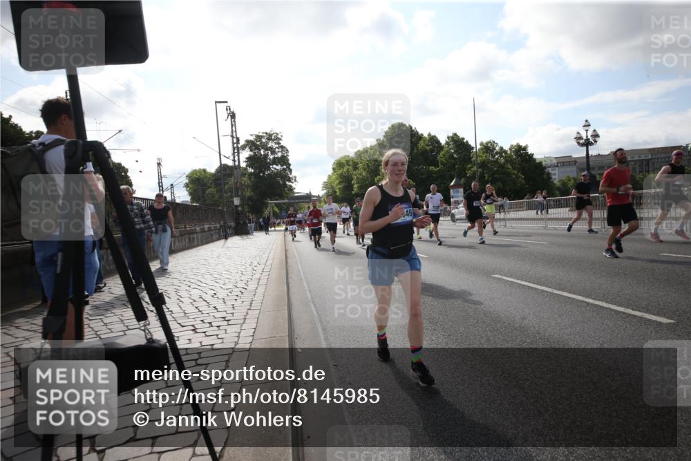 29.06.2025 - hella hamburg halbmarathon Jannik Wohlers http://msf.ph/oto/8145985 29.06.2025 09:58:42 Lombardsbrücke 1485, 1506, 1715, 1719, 1972, 2741, 2911, 3037, 3715, 4839, 5391, 5420, 5492, 6390, 6399, 6629, 7033, 7232, 7864, 8509, 8772, 8798, 9655, 9884, 10266, 10488, 10519, 11041, 11068, 11542, 11588, 11589, 11604, 11612, 11689, 12135, 12495, 12527, 12949, 13792, 13869, 15156, 15407, 15446, 15516, 15856, 15884, 16292, 16334, 16467, 17198, 17383, 17828, 18000, 18133, 18181, 18308, 18340, 18746, 18835, 19047, 19152 meine-sportfotos.de
