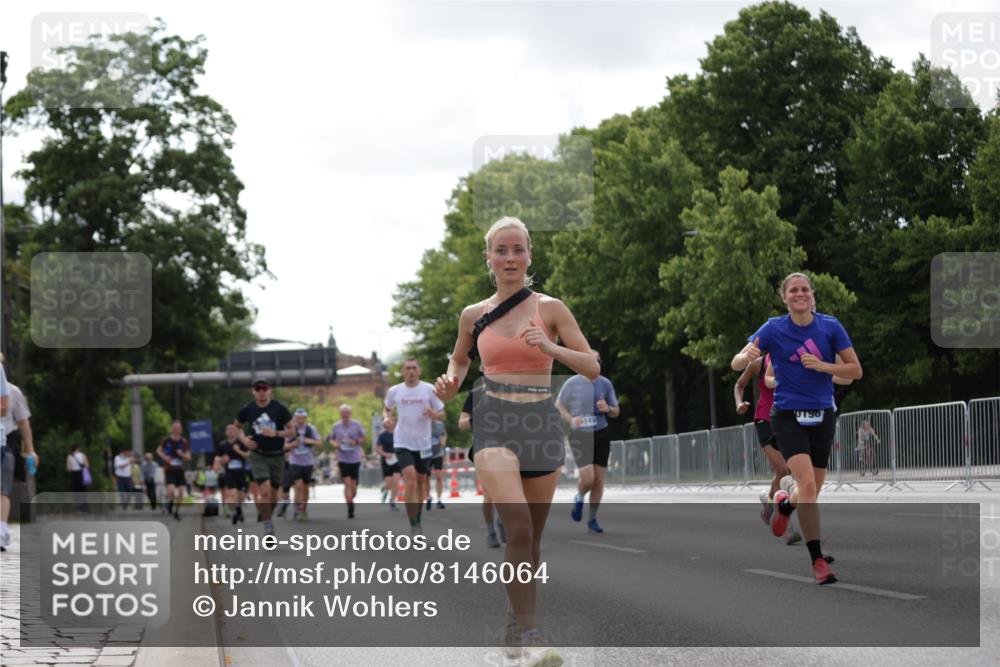 29.06.2025 - hella hamburg halbmarathon Jannik Wohlers http://msf.ph/oto/8146064 29.06.2025 10:10:45 Lombardsbrücke 1723, 2868, 3837, 4287, 5254, 5653, 7271, 7370, 8171, 8206, 8207, 8561, 9119, 10196, 11149, 12556, 12571, 12790, 12836, 13603, 14022, 14149, 15009, 15252, 15908, 16383, 17142, 17500, 19241 meine-sportfotos.de