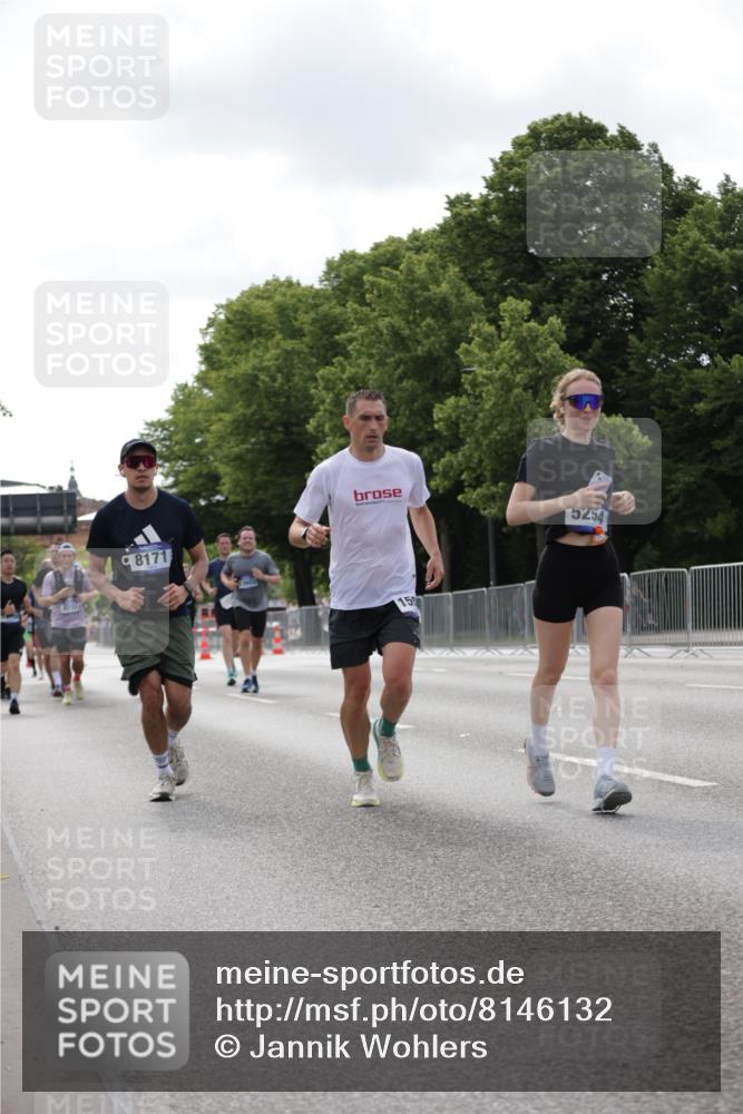 29.06.2025 - hella hamburg halbmarathon Jannik Wohlers http://msf.ph/oto/8146132 29.06.2025 10:10:48 Lombardsbrücke 1723, 2868, 3837, 4287, 5254, 5653, 7271, 8171, 8206, 8207, 8368, 8561, 9119, 10196, 11149, 12286, 12556, 12571, 12836, 13603, 14022, 14149, 15009, 15252, 15908, 16383, 17142, 17500, 17787, 19241 meine-sportfotos.de