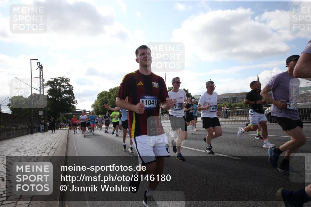 29.06.2025 - hella hamburg halbmarathon Jannik Wohlers http://msf.ph/oto/8146180 29.06.2025 09:58:48 Lombardsbrücke 1506, 1715, 1719, 1972, 2741, 2911, 3037, 3112, 3715, 4467, 4839, 5391, 5420, 5457, 5458, 5492, 5866, 6390, 6399, 6416, 7033, 7037, 7129, 7130, 7232, 7395, 7864, 8509, 8772, 8798, 9884, 10266, 10519, 11041, 11068, 11542, 11588, 11589, 11604, 11625, 11689, 12014, 12186, 12406, 12495, 12527, 12949, 13792, 13869, 15000, 15156, 15407, 15446, 15686, 15856, 15884, 16334, 16467, 16868, 17198, 17383, 18133, 18746, 18835, 19047 meine-sportfotos.de