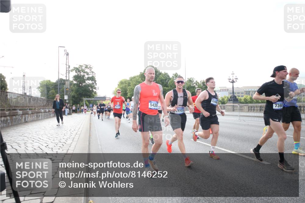 29.06.2025 - hella hamburg halbmarathon Jannik Wohlers http://msf.ph/oto/8146252 29.06.2025 09:58:57 Lombardsbrücke 1319, 1366, 1506, 1595, 1642, 2282, 2630, 3112, 3715, 4467, 4839, 5299, 5420, 5457, 5458, 5465, 5492, 5866, 6390, 6414, 6415, 6416, 7033, 7037, 7129, 7130, 7395, 7833, 7864, 8509, 8542, 8652, 8929, 9903, 9922, 10020, 10266, 10518, 10519, 11041, 11068, 11588, 11625, 11689, 12014, 12186, 12406, 12446, 12544, 12778, 12910, 12912, 12949, 13792, 13869, 13912, 15000, 15156, 15197, 15408, 15441, 15686, 15856, 15884, 16189, 16334, 16574, 16679, 16868, 17045, 17198, 17455 meine-sportfotos.de