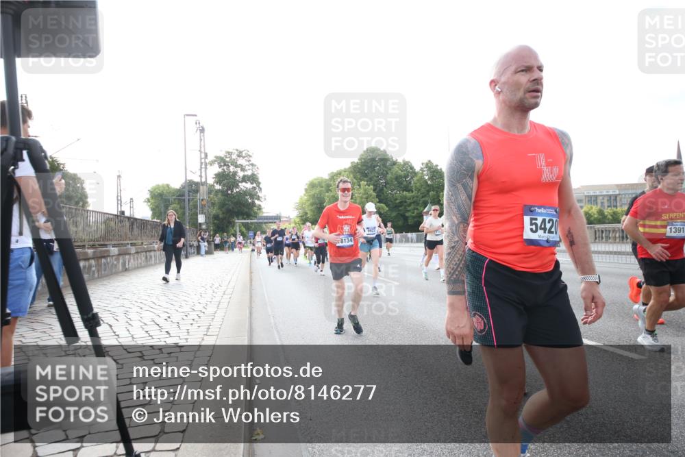 29.06.2025 - hella hamburg halbmarathon Jannik Wohlers http://msf.ph/oto/8146277 29.06.2025 09:58:58 Lombardsbrücke 1319, 1366, 1506, 1595, 1642, 2282, 2630, 3112, 3715, 4467, 4839, 5299, 5420, 5457, 5458, 5465, 5492, 5866, 6390, 6414, 6415, 6416, 7033, 7037, 7129, 7130, 7395, 7833, 8509, 8542, 8652, 8929, 9903, 9922, 10020, 10266, 10518, 10519, 11041, 11068, 11625, 11689, 12014, 12186, 12406, 12446, 12544, 12778, 12910, 12912, 12949, 13792, 13841, 13912, 15000, 15156, 15197, 15269, 15408, 15441, 15686, 15856, 15884, 16189, 16334, 16574, 16679, 16868, 17045, 17198, 17455 meine-sportfotos.de